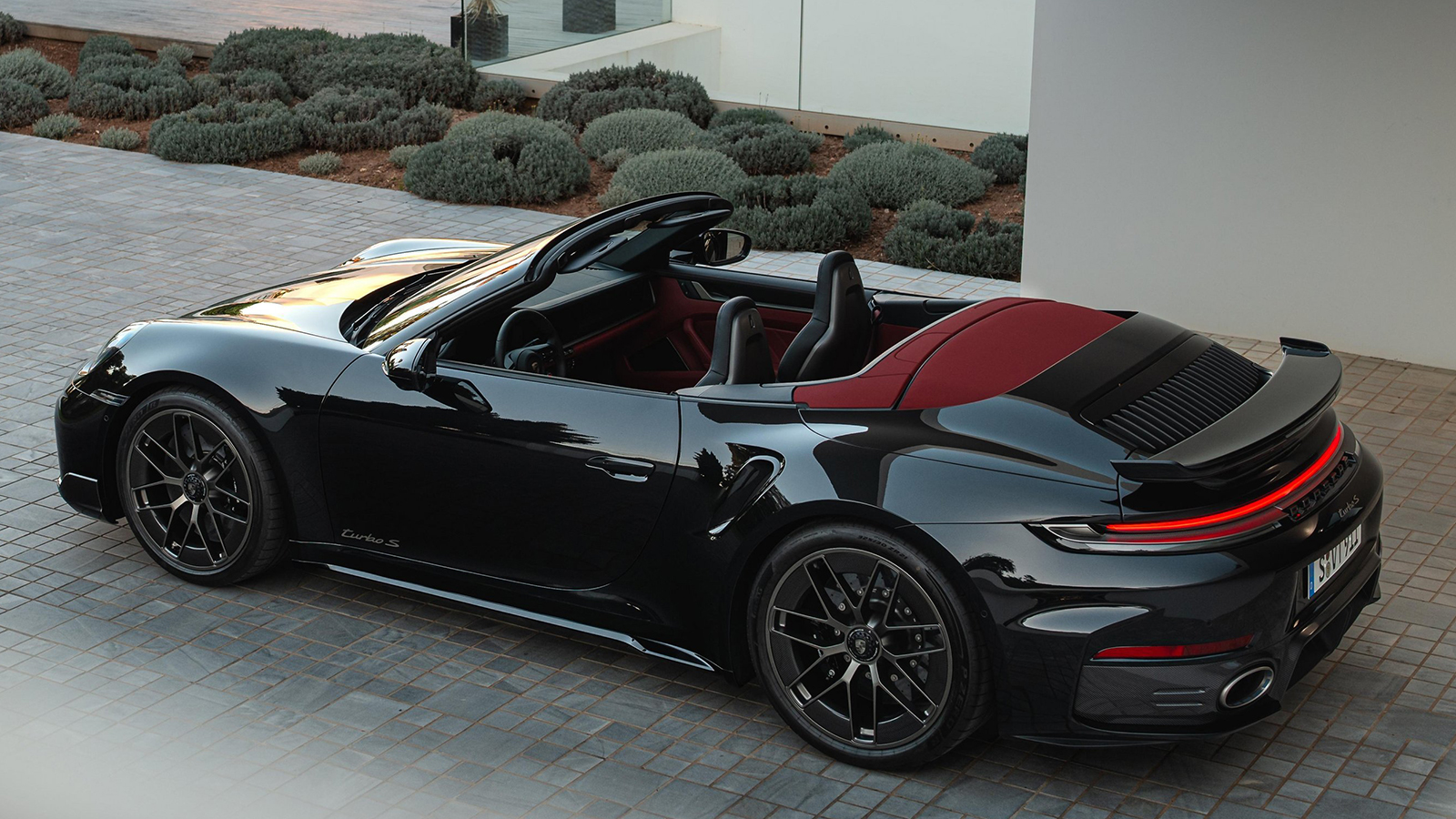 Η Porsche 911 Turbo S έγινε υβριδική με 711 άλογα 